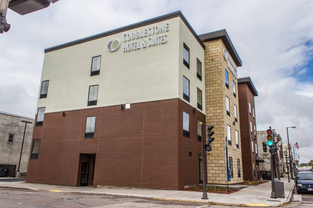 Cobblestone Hotel & Suites - Chippewa Falls