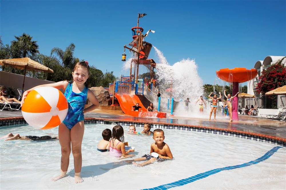 Howard Johnson By Wyndham Anaheim Hotel & Water Playground